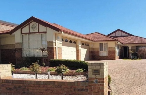 Roxburgh Park House | "Roxy" Spacious Cosy Getaway - Near Melbourne Airport