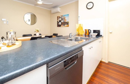 Blakeview Villa | [Sleeps 10] Comfy 4BR Villa with garage, pet friendly! Short walk to shops.