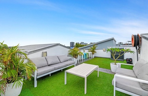Hamilton Apartment | Spacious 2-Bed with Private Rooftop & BBQ Access