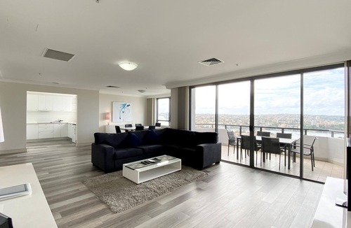 Kirribilli Apartment | Spacious 3-Bedroom Apartment with Water View, 900m Stroll to Harbour Bridge