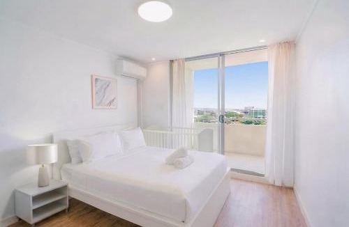Wolli Creek Apartment | Spacious 3BR Waterfront Apt Pool Gym Free Parking