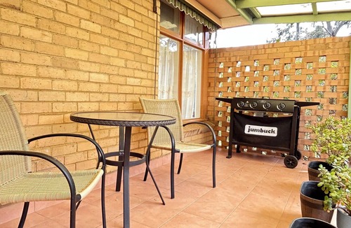 Mount Waverley House | Spacious 5BR Family Home | 3-Min Walk to train | Free parking | Pet friendly