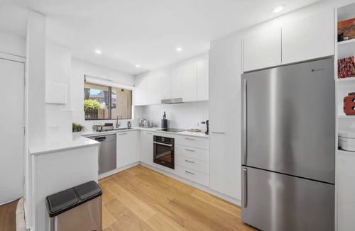 Kingston Apartment | Spacious Bright Apartment with Courtyard and BBQ
