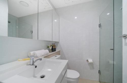 Wolli Creek Apartment | SPACIOUS COURTYARD APT 3BR 1CAR - Nr Station, Eats, CBD & Airport