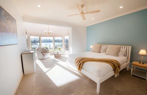 Encounter Bay House | Spacious Lake Front Home- Private Beach