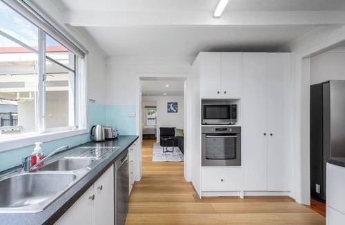 Bayswater House | Spacious Multifunctional 5BR Retreat with Backyard