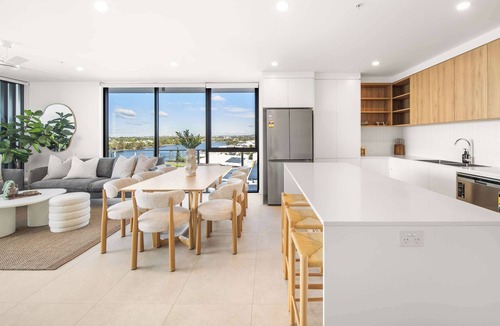 Birtinya Apartment | St Clair Luxury Lake Kawana Living