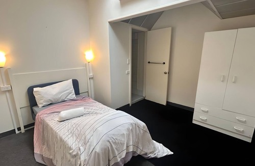 Adelaide Central Business District Cabin | Studio 5 - Wright Lodge