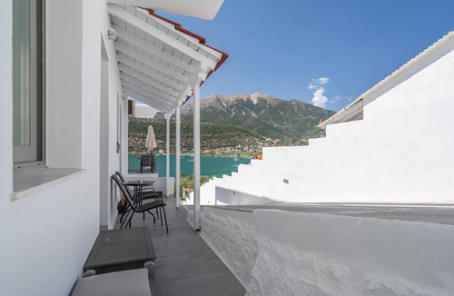 Geni Apartment | Studio Apartment 'Chakalaka - with Sofa Bed 4' with Mountain View, Wi-Fi and Air Conditioning
