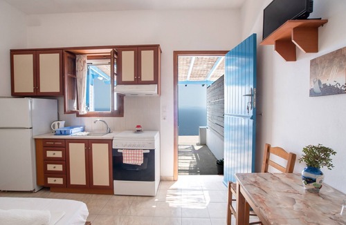 Donoussa Apartment | Studio Apartment 'Mesaria' with Balcony, Wi-Fi and Air Conditioning
