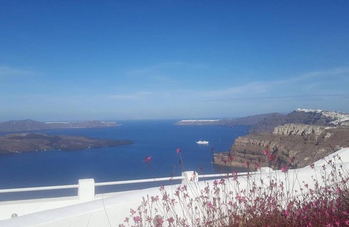 Perissa Apartment | Studio Apartment 'Pleasure View 2' with Mountain View, Wi-Fi and Air Conditioning