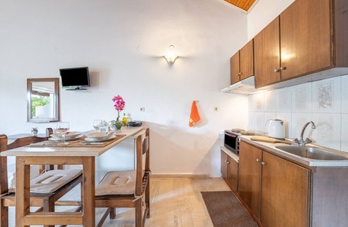 Sidari Apartment | Studio Apartment 'Theodoros' with Shared Garden, Wi-Fi and Air Conditioning