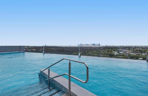 Alphington Apartment | Stylish City-View Apartment with Premium Amenities
