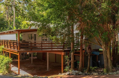 Elizabeth Beach House | The Deck - short walk to Elizabeth Beach - sleeps 14 - outdoor spa