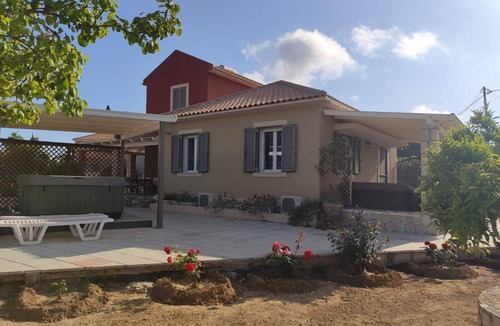 Pesada Villa | Villa 'Jasmine' with Mountain View, Wi-Fi and Air Conditioning