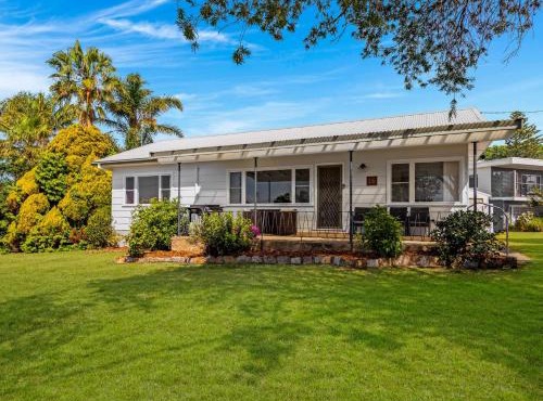 Batehaven Coastal Home Near Corrigans Beach