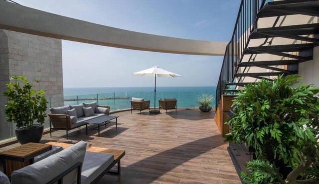 beafront Pethouse 3 bdrms w Jacuzzi in Haifa