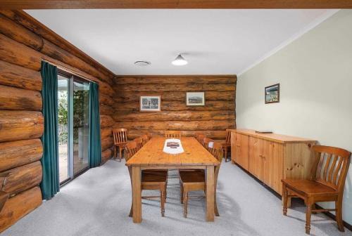 Canobolas Mountain Four-Bedroom Log Cabin