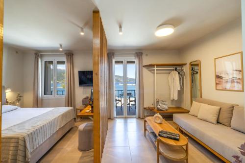 Cavaliere Seafront House - Theseus