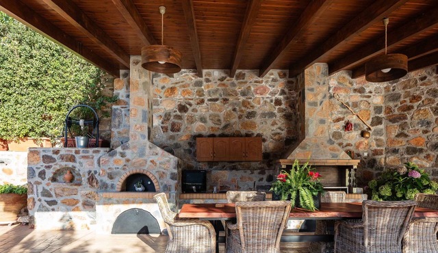 Epimenidis House | Heated* pool & playground for kids