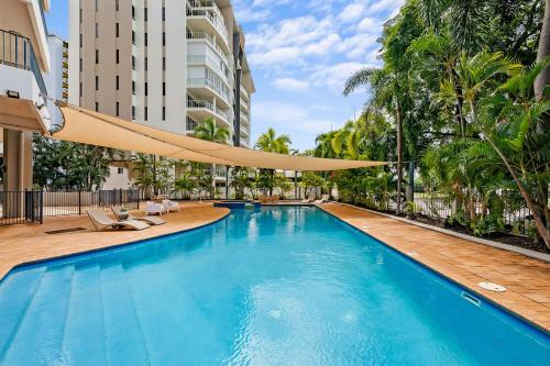 'Esplanade Ease' A Resort Balcony Pad with Pool
