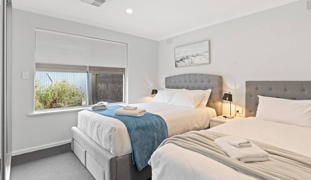 Feel comfortable in this fully equipped, 2-bedroom unit located in quiet Payneham South, ideal for travelling workers & families. Easy parking, no stairs, heat & cool throughout, Wi-Fi, linen hire inc., keyless entry & easy self check-in!