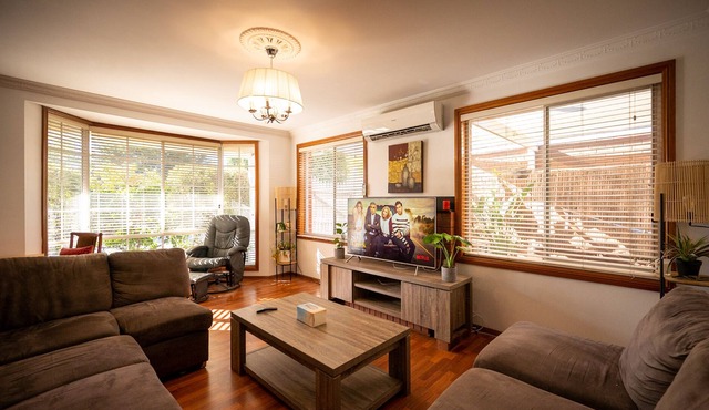 Fireside Comfort, King Bed, Nursery, 3 fenced gardens. Hoppers Haven