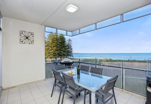 Frontage Apartments- 3Bedroom Central Seaview Escape