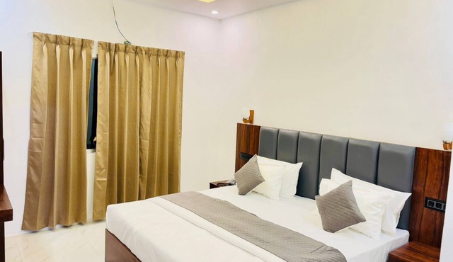 Hotel Omkar Palace