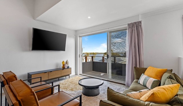 Lakeside 2-Bed Retreat with Sunny Balcony