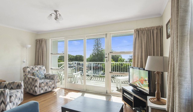 LYDSTEP - The beach shack with heaps of charm + character. in BILINGA