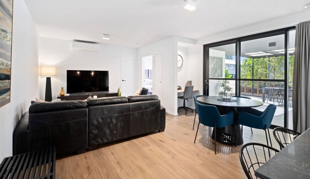 Modern 2-Bed with a Spacious Patio