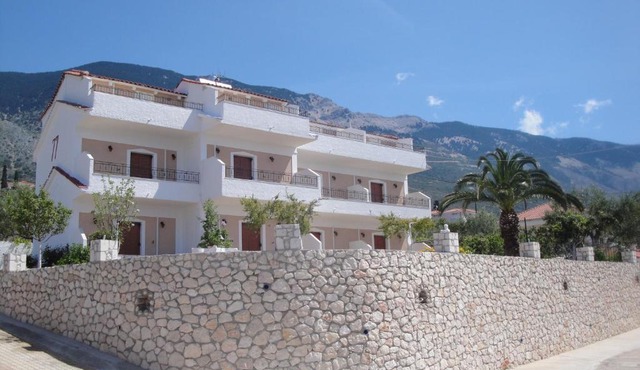 Ocean Front Studios 77 in Lourdata