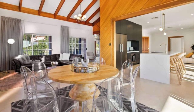 Panoramic Views 5BR 3BTH Family Home