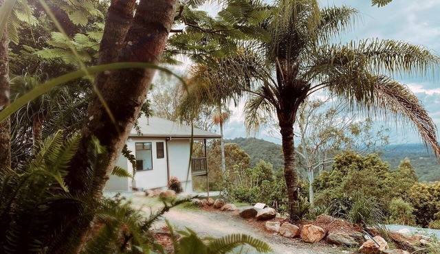 Peaceful Hilltop Cabin with Outdoor Bathtub and Wildlife Views Near Springbrook, Mudgeeraba, Queensland
