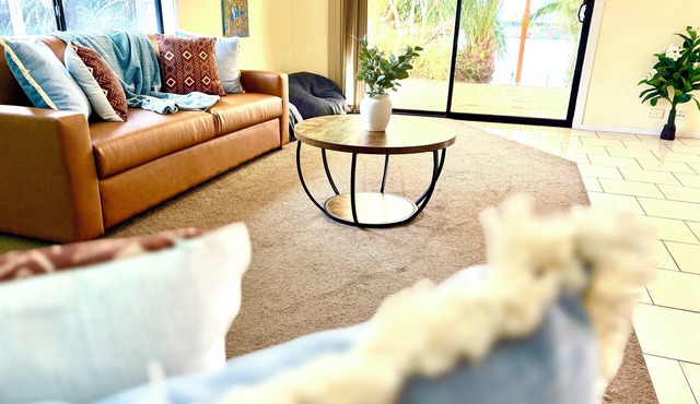 Pet-Friendly 4-Bedroom Lakeside Getaway with Private Jetty & Water Views | Ideal for 28+ Night Extended Stays