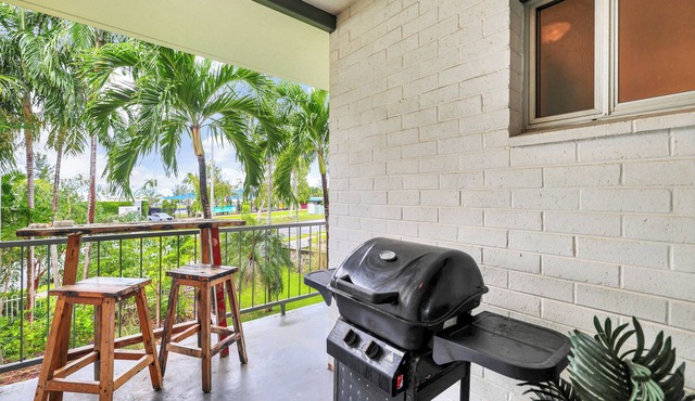 Self contained studio apartment overlooking the beautiful Nightcliff foreshore with your own private balcony.