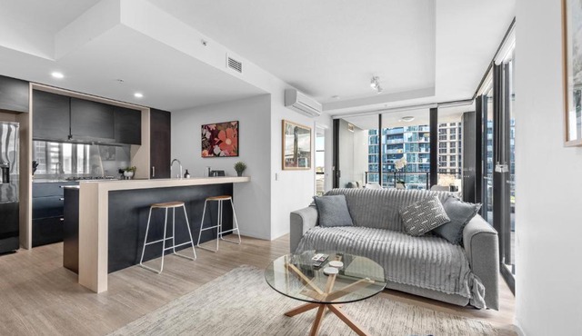 Spacious 2BR Apt on Fish Lane with Pool and Parking!