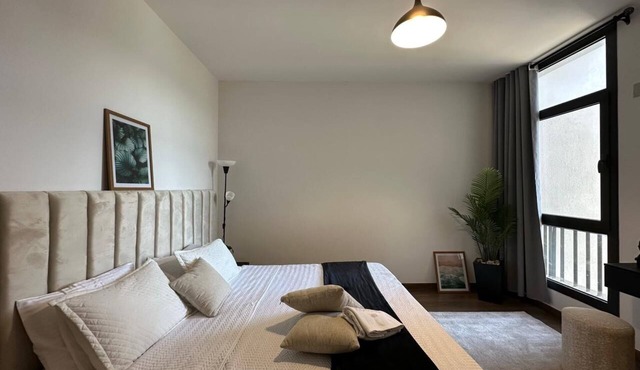 Spacious 3-bedroom apartment with WiFi, AC in charming Cairo