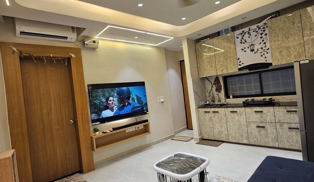Studio HS Modern 2BR Dual AC 65" TV Full Amenities
