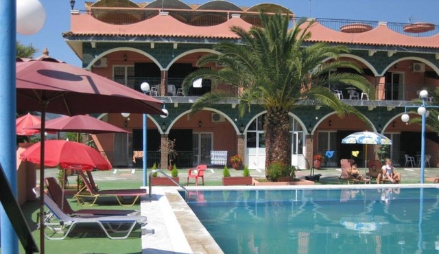 Studio, Shared Pool Within Easy Reach Of Beaches and near Aqualand waterpark