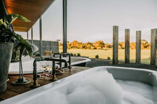 Stunning couples getaway - Outdoor cinema and fire