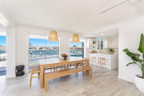 Tecoma 3 - Most Popular Waterfront with Private Pontoon - Holiday Yamba