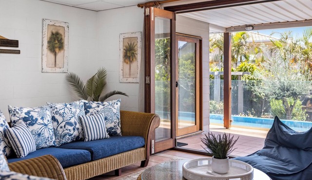 Victoria’s Poolside Emerald Beach stay with Shared Pool, Near Beach and Cafes. in EMERALD BEACH