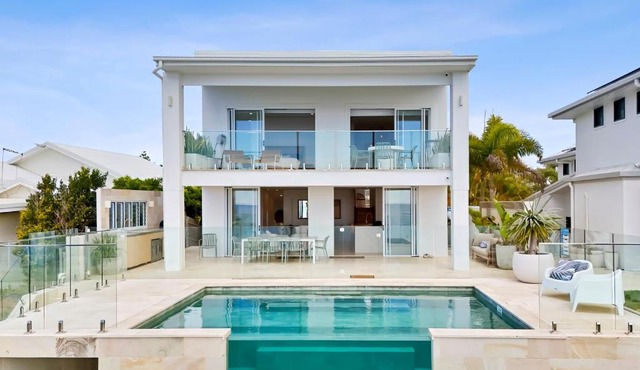 Waters Edge On Wattle, Absolute Beachfront Luxury