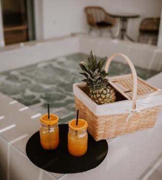White Note Luxury Suites