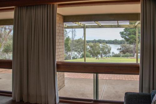 Willow Lodge Retreat - Private Boat Ramp