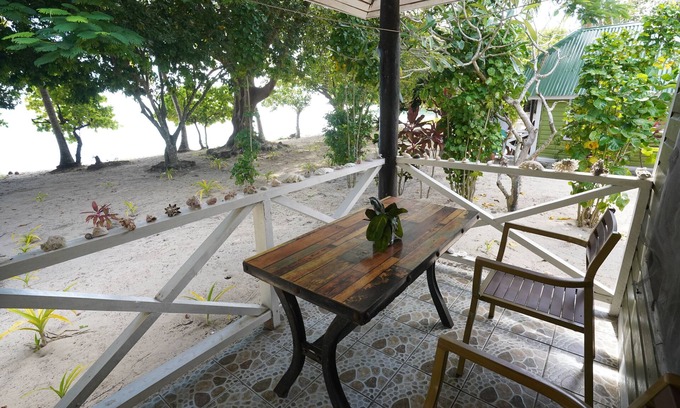 Naviti Island Hostel | White Sandy Beach Eco Lodge